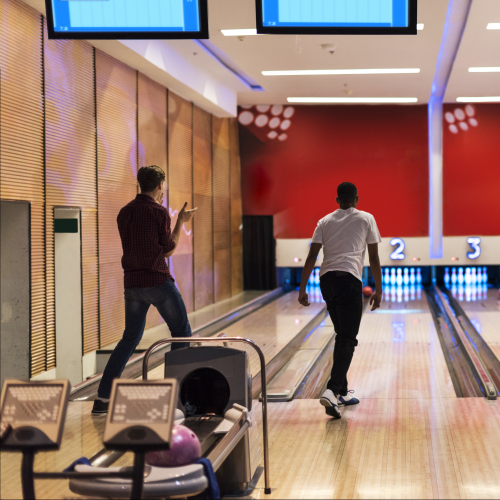 friends-bowling-alley-together